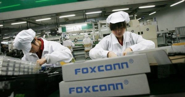Ngoài việc sản xuất iPhone, Foxconn đang phải sản xuất 2 triệu chiếc khẩu trang mỗi ngày