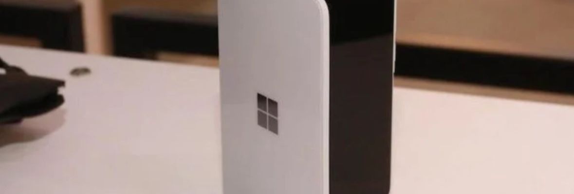Bằng sáng chế mới cho thấy Microsoft đang phát triển một thiết bị gập có 3 màn hình
