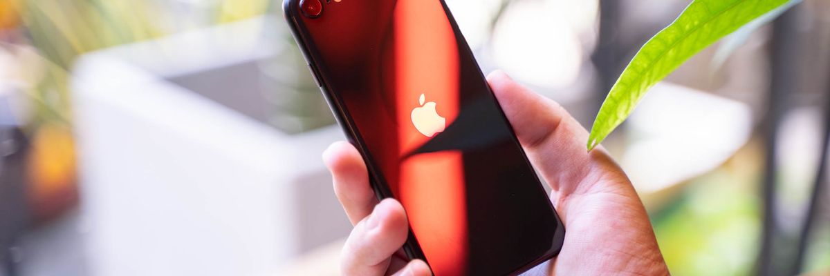 Mở hộp và trên tay iPhone SE 2020: Vẫn là kính và nhôm series 7000, nhưng hiệu năng mạnh hơn iPhone XS Max?