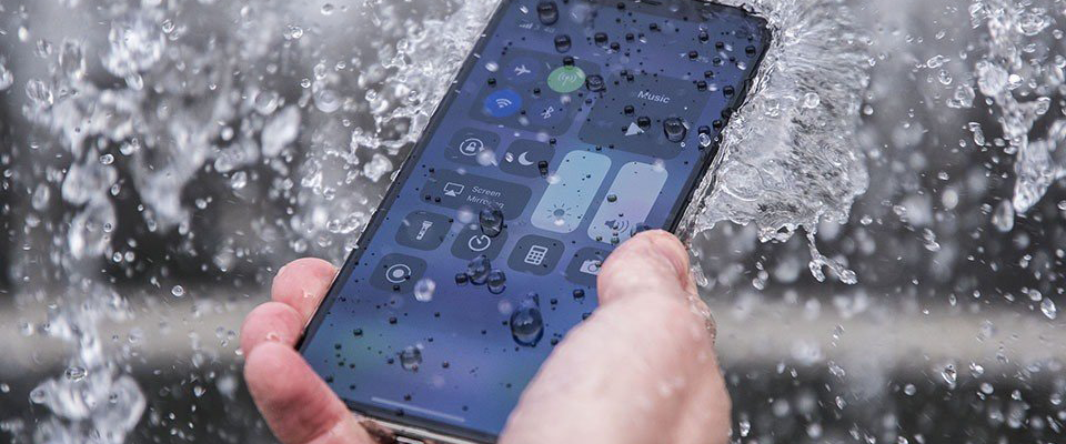 Tổng hợp các mẹo hay khi iPhone rơi xuống nước có thể bạn chưa biết