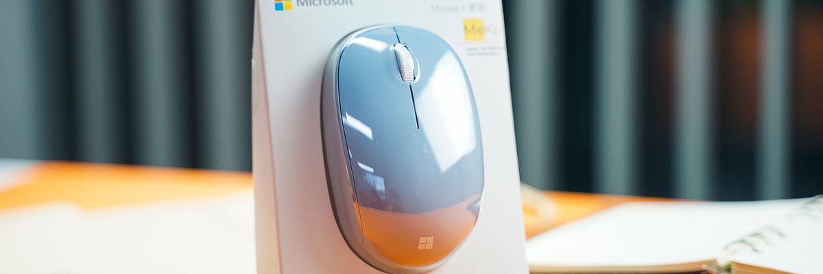 Trên tay và trải nghiệm nhanh Microsoft Bluetooth Mouse: Kiểu dáng thanh lịch, độ nhạy cao, sử dụng được trên mặt kính