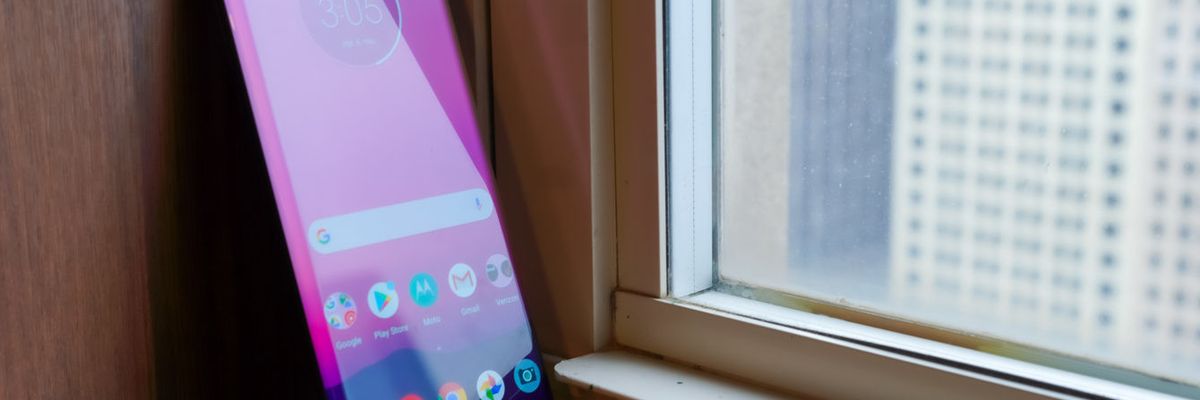 Sau OnePlus 8 Pro, đến lượt Motorola Edge Plus bị lỗi màn hình
