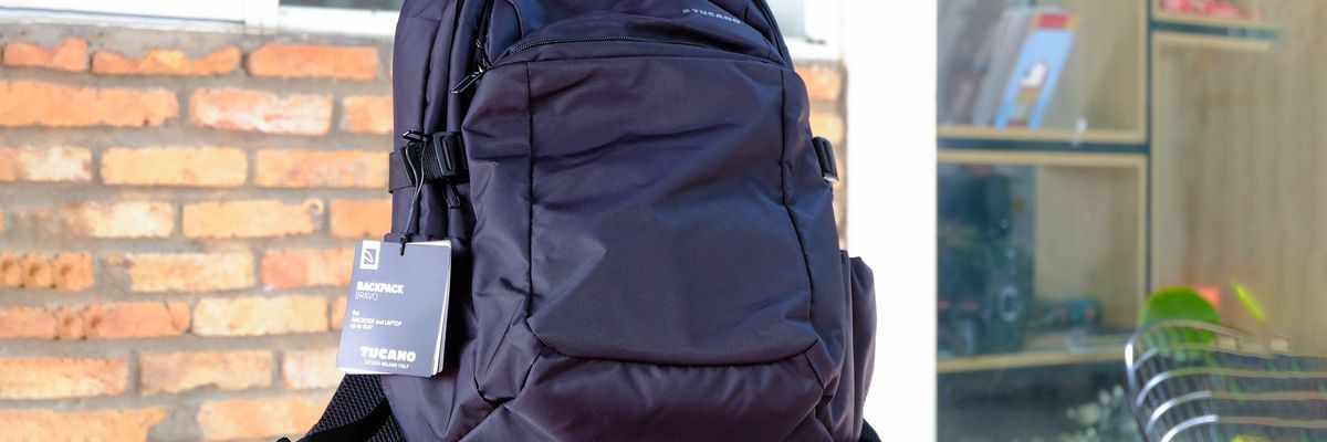 Trên tay Tucano Bravo 15.6 inch: Nhỏ gọn, nhiều ngăn tiện lợi, có túi chống mưa, vừa vặn với laptop 15.6 inch trở xuống