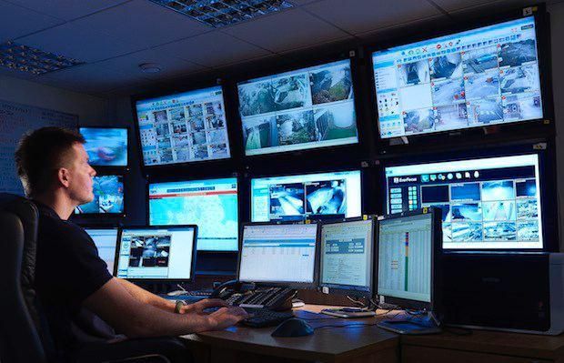 Nhân viên giám sát camera chuỗi cửa hàng tại HCM