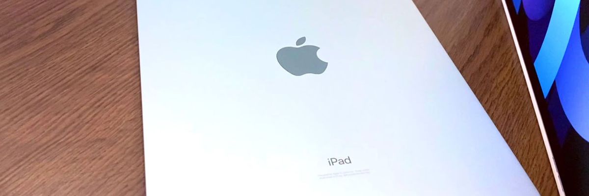 [Video] Mở hộp iPad Air 4 phiên bản màu xanh da trời với nút nguồn Touch ID mới, vẫn có củ sạc 20W