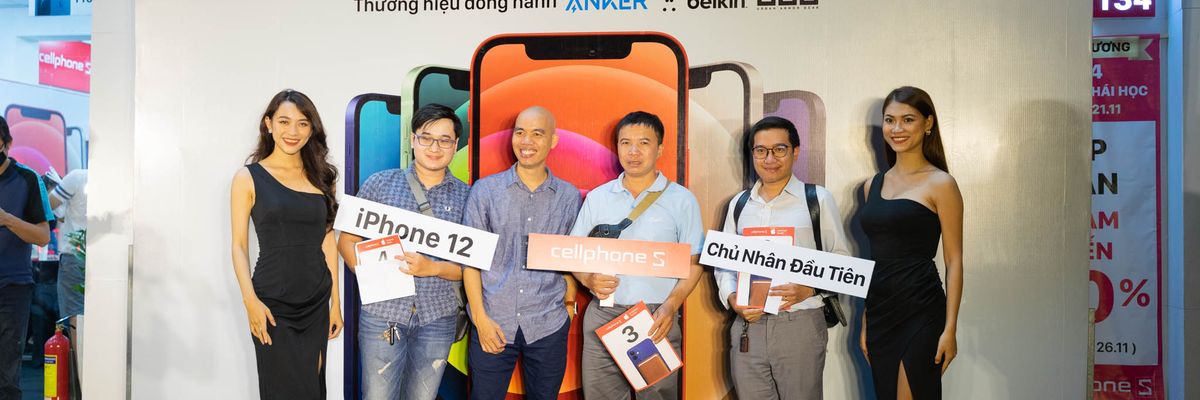 Khung cảnh trả hàng iPhone 12 series VN/A tại Cellphones, tiết trời se lạnh nhưng khách hàng vẫn xếp hàng dài chờ đợi