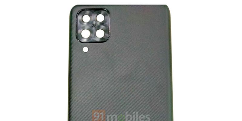 Galaxy M12 với pin 7000 mAh lộ ảnh thực tế, hé lộ mặt lưng 2 tông màu và 4 camera sau