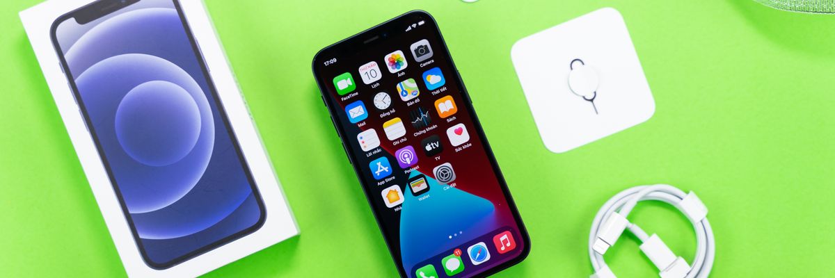Trên tay và trải nghiệm nhanh iPhone 12 Mini: Chiếc điện thoại đi ngược thời đại