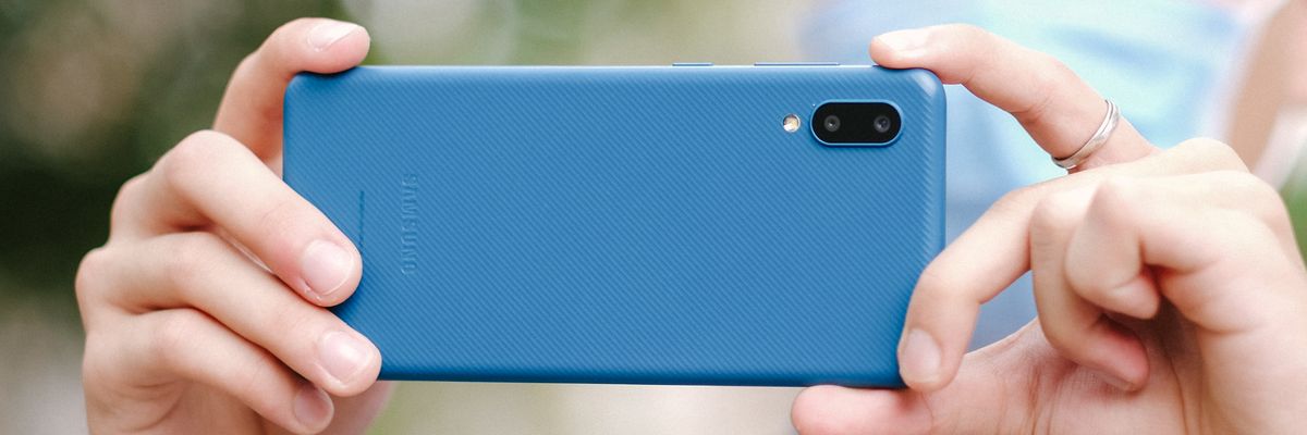 Trên tay Galaxy M02: Giá chỉ 2.39 triệu đồng nhưng có thiết kế đẹp, pin khủng 5000mAh