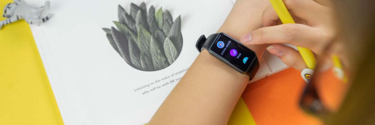 Top 3 vòng đeo tay thông minh pin "trâu", giá "hạt dẻ" đáng mua nhất hiện nay