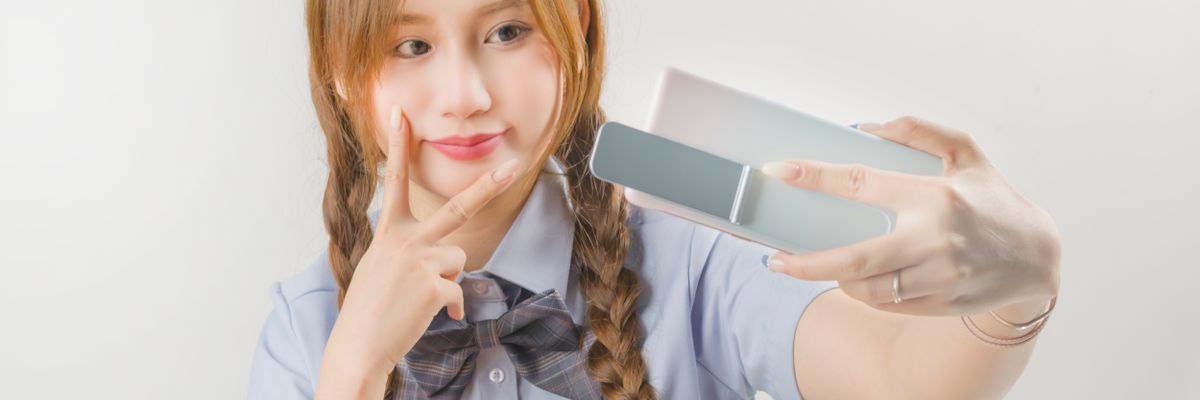 Trên tay "ốp lưng đa năng" độc quyền cho OPPO Reno6: Tích hợp "đèn flash" để selfie, giá 1 triệu đồng