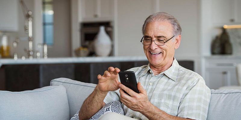 Nên cài đặt điện thoại Android như thế nào cho người lớn tuổi dễ dùng?
