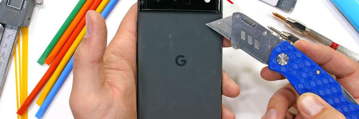 Google Pixel 6 Pro liệu có sống sót sau màn tra tấn bằng dao rọc giấy, hơ lửa và bẻ cong?