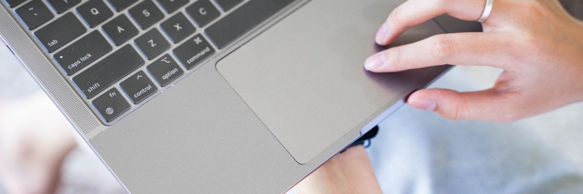 Kinh nghiệm từ người đã "E-nờ" lần đi dán MacBook: Dán bảo vệ MacBook sợ bong chống loá, tróc sơn, điều này có đúng không?