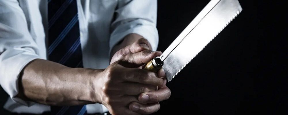 Báo cảnh sát vì nghi bị người lạ đe dọa bằng dao, cô gái "muối mặt" khi nhầm với điện thoại nắp gập