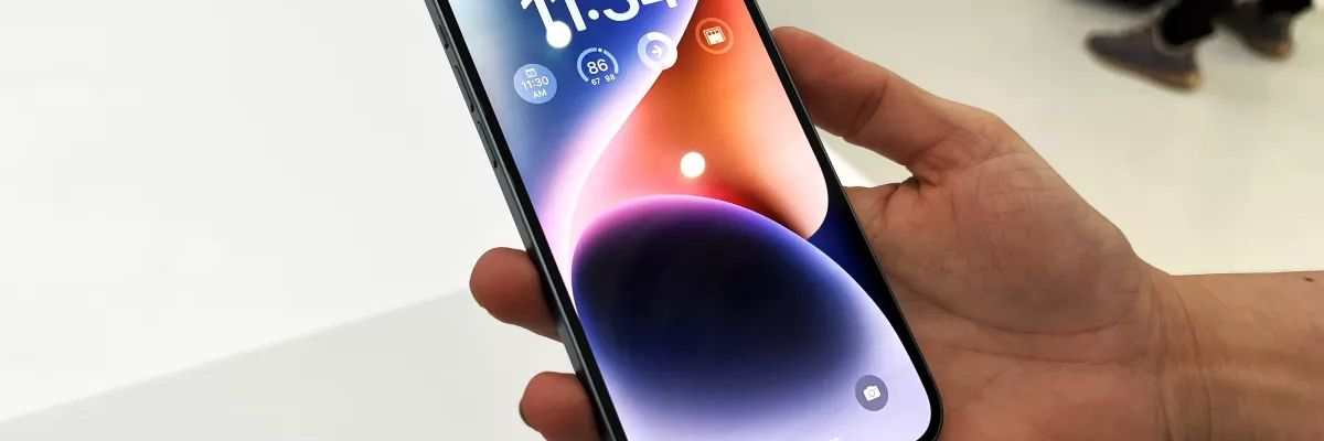 Trên tay iPhone 14 Plus: Phiên bản nâng cấp của iPhone 14 với màn hình lớn hơn, chiếc iPhone pin trâu nhất, giá từ 27.99 triệu đồng