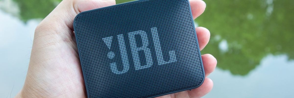 Trên tay loa Bluetooth JBL Go Essential: Nhỏ nhưng "võ" đầy mình, chất âm sống động, kháng nước IPX7, pin “trâu” 5 giờ