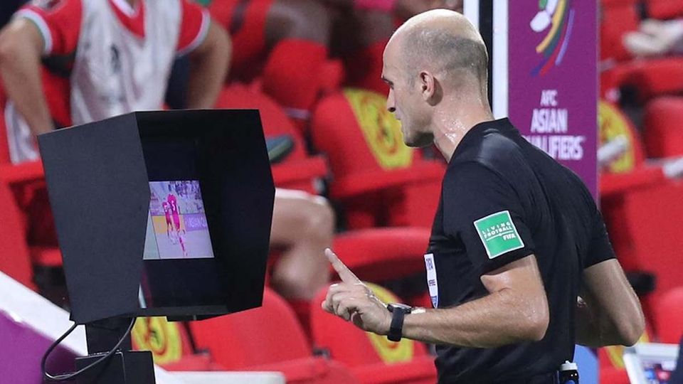 Công nghệ VAR (Video Assistant Referee)