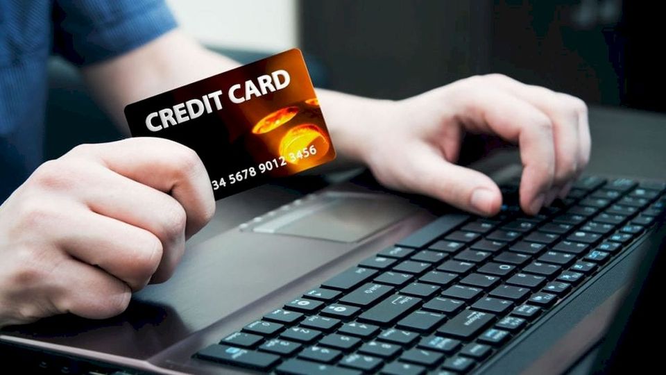 Rút tiền thẻ tín dụng là gì? Cách rút tiền mặt và bảng phí