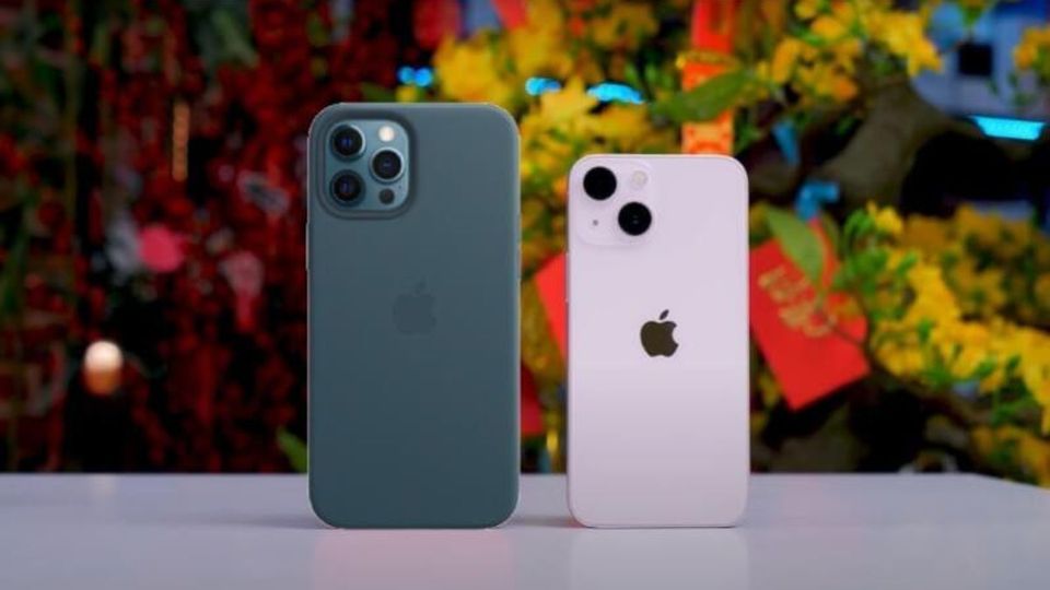 So sánh iPhone 12 Pro Max và iPhone 13 thường, liệu bên nào sẽ thắng?