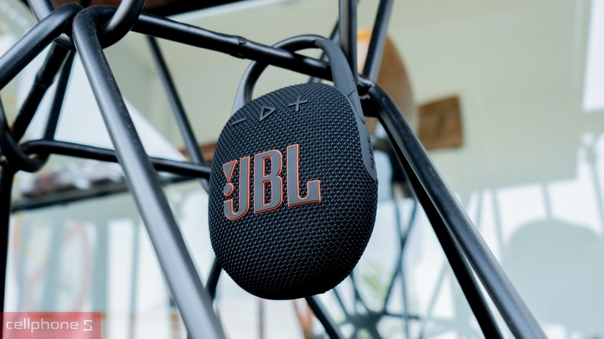 Sử dụng loa JBL tiện lợi nhờ phần móc được tích hợp