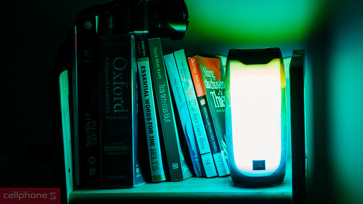 Thiết kế dạng trụ kết hợp dải LED 360 độ tạo điểm nhấn cho loa