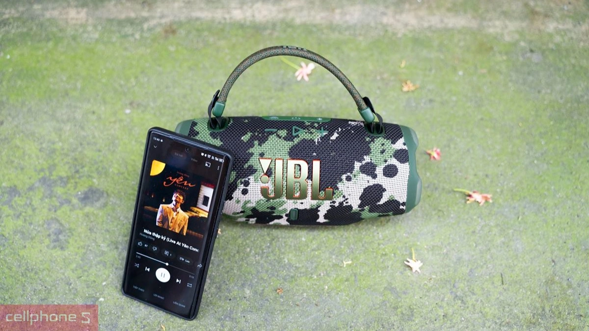 Loa Bluetooth JBL Charge 6 tái hiện giọng hát rõ ràng bên trong các bản nhạc ballad