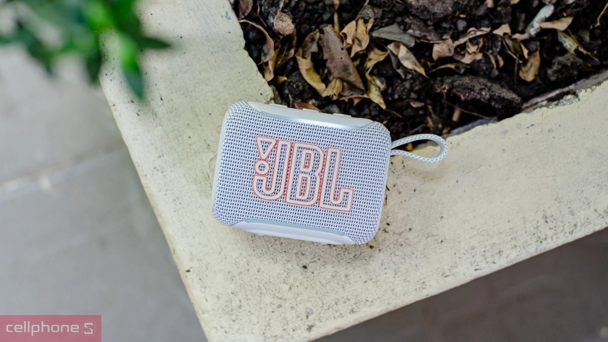 JBL Go được trang bị tiêu chuẩn IP67 hoặc IP68