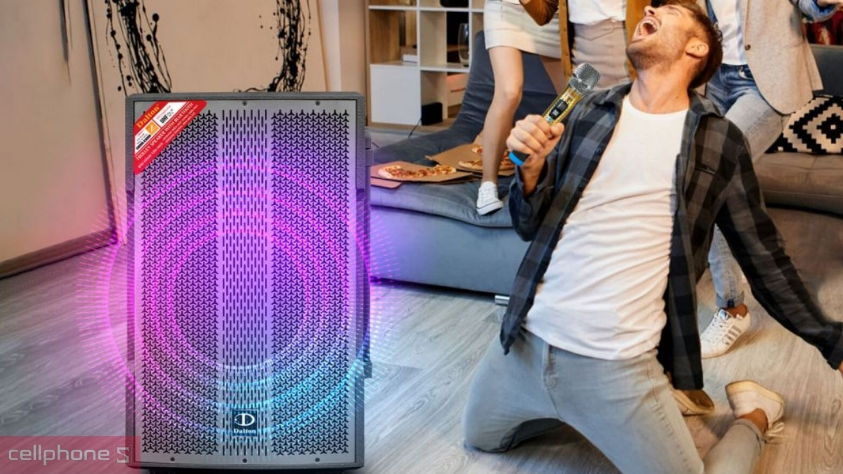 Micro đi kèm giúp giọng hát mượt và cuốn hơn
