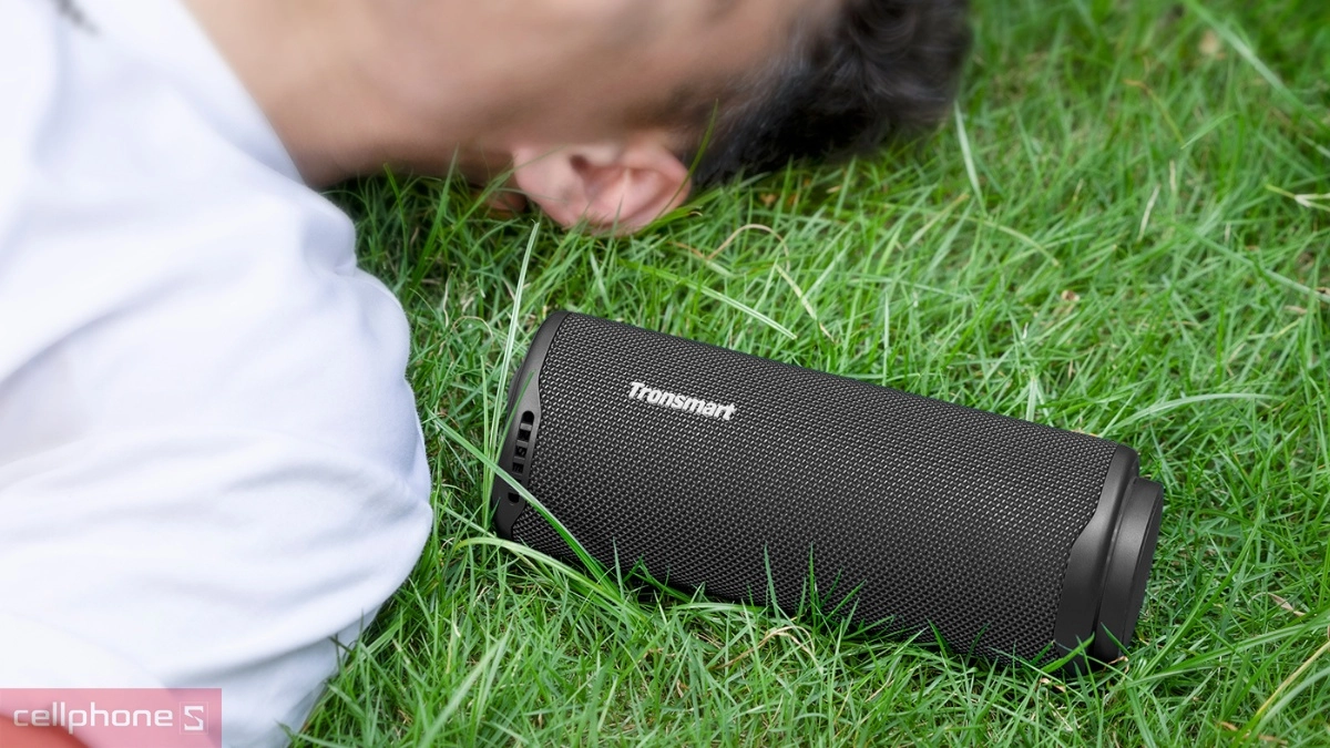 Loa Tronsmart T8 40W Portable Outdoor có kiểu dáng hình trụ hiện đại