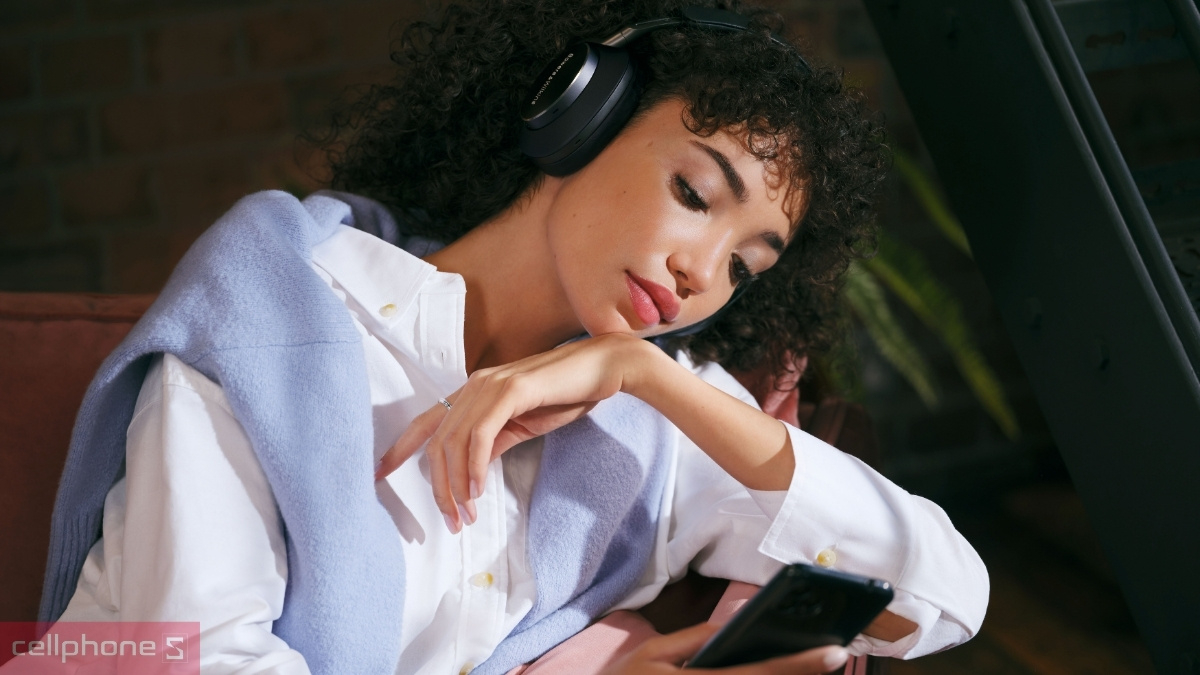 Thời lượng pin và khả năng kết nối của tai nghe Bluetooth chụp tai Bowers & Wilkins PX8