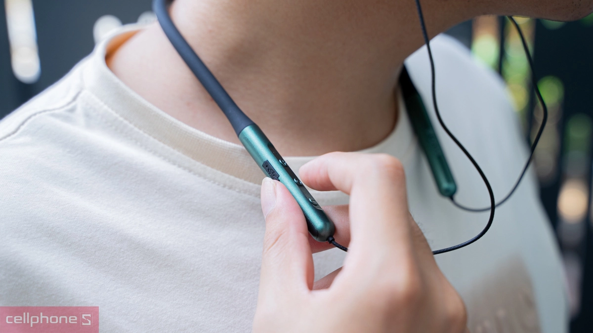 Tai nghe Devia của nước nào?