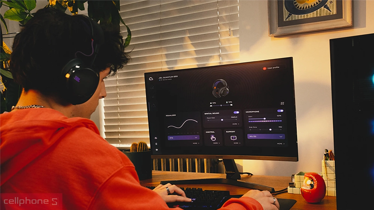 Thiết kế over-ear thoải mái của Tai nghe chụp tai Gaming JBL Quantum 650