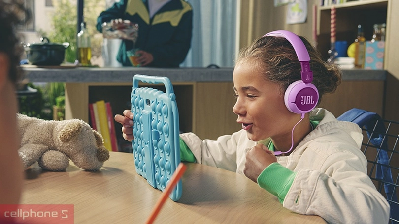 Kết nối tai nghe chụp tai JBL Junior 320