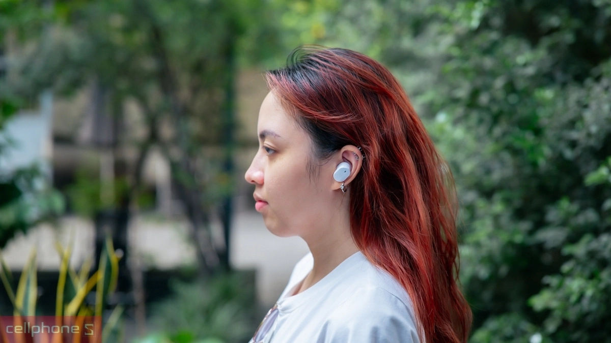 Công nghệ chống ồn chủ động thích ứng Tai nghe JBL được trang bị công nghệ chống ồn chủ động với 2 cấp độ bao gồm Adaptive Noise Cancelling cùng với True Adaptive Noise Cancelling. Trong đó, phiên bản True Adaptive Noise Cancelling có thể phân tích tiếng ồn từ môi trường với tần suất 50.000 lần mỗi giây, từ đó điều chỉnh theo thời gian thực. Tai nghe JBL trang bị công nghệ chống ồn chủ động Hệ thống tối ưu hiệu quả dựa trên cách đeo tai nghe hoặc đặc điểm của từng đối tượng như việc đeo kính, mẫu tóc hoặc hình dạng ống tai. Với sự thích ứng liên tục, tai nghe duy trì hiệu quả giảm tiếng ồn ổn định trong nhiều điều kiện sử dụng khác nhau. Hộp sạc thông minh Smart Charging Case có màn hình cảm ứng Một số mẫu tai nghe JBL trang bị Smart Charging Case có màn hình cảm ứng LED tích hợp, cho phép thao tác nhanh nhiều tính năng. Với giao diện trực quan giúp việc điều khiển hoặc theo dõi trạng thái tai nghe thuận tiện hơn trong quá trình sử dụng. Điều khiển phát nhạc: Hộp sạc tích hợp các thao tác cơ bản như phát, tạm dừng, chuyển bài hoặc tăng/giảm âm lượng. Tùy chỉnh chế độ nghe: Hỗ trợ chuyển đổi nhanh giữa chống ồn chủ động (ANC), chế độ xuyên âm (Ambient Aware) hoặc thay đổi Equalizer (EQ) theo nội dung đang phát. Quản lý thông báo: Tai nghe giúp xem cuộc gọi đến hoặc thông báo để phản hồi nhanh chóng hơn. Tiện ích thông minh: Hỗ trợ các tính năng như xem giờ, hẹn giờ, tìm tai nghe (Find My Buds) hay cá nhân hóa giao diện qua hệ điều hành JBL Smart OS. Tai nghe JBL sở hữu hộp sạc màn hình cảm ứng Đàm thoại AI đa MICRO rõ nét Nhiều mẫu tai nghe JBL được trang bị hệ thống nhiều MICRO cùng thuật toán trí tuệ nhân tạo, từ đó nâng cao chất lượng đàm thoại. Tùy từng dòng, tai nghe có thể sử dụng 4 hoặc 6 MICRO BEAMFORMING để thu giọng từ nhiều hướng cũng như tập trung vào âm thanh trong suốt cuộc gọi. Tai nghe sở hữu nhiều MICRO cùng thuật toán AI Bên cạnh đó, thuật toán AI được huấn luyện trên lượng lớn dữ liệu âm thanh có nhận diện giọng nói giảm thiểu các tạp âm từ môi trường. Chình vì vậy, giọng nói của bạn sẽ được truyền tải rõ ràng hơn ngay cả khi gọi điện ở nơi đông người hoặc ngoài trời.