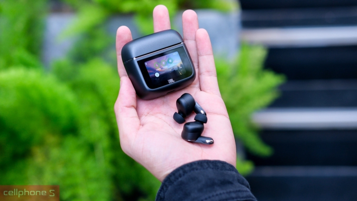Tai nghe JBL sở hữu hộp sạc màn hình cảm ứng