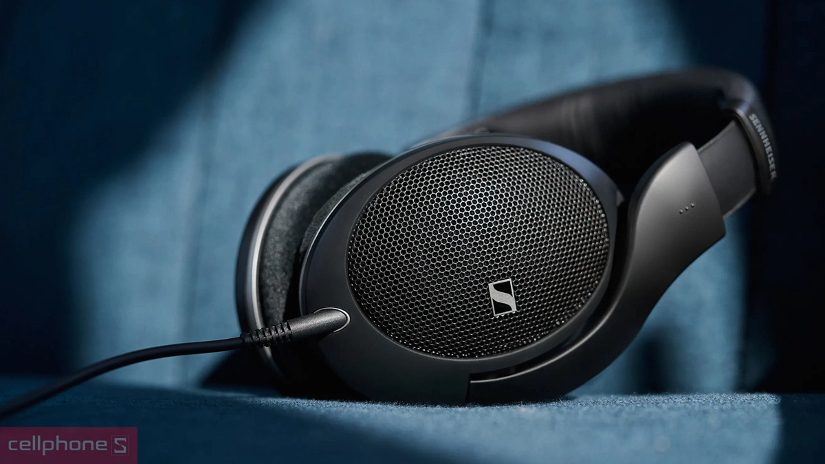 Tai nghe chụp tai Sennheiser HD 550 gây ấn tượng khi được trang bị driver 38mm