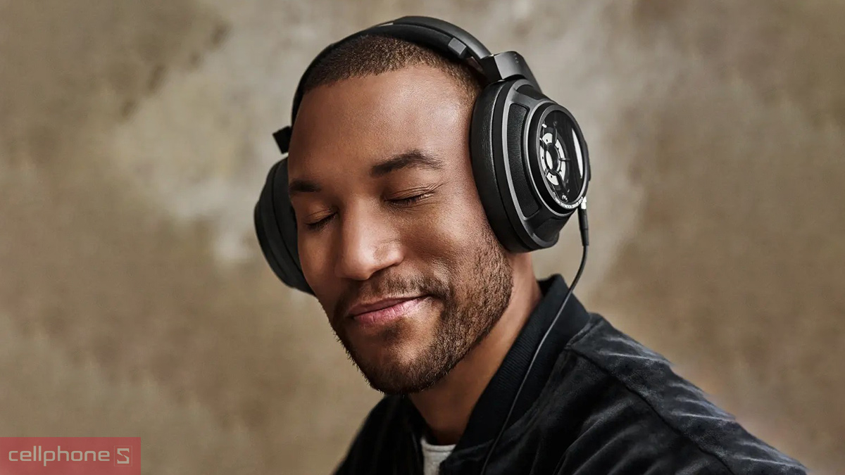 Tai nghe chụp tai Sennheiser HD 820 nổi bật với thiết kế closed-back