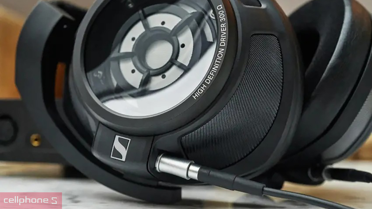 Tai nghe chụp tai Sennheiser HD 820 đi kèm nhiều tùy chọn kết nối 