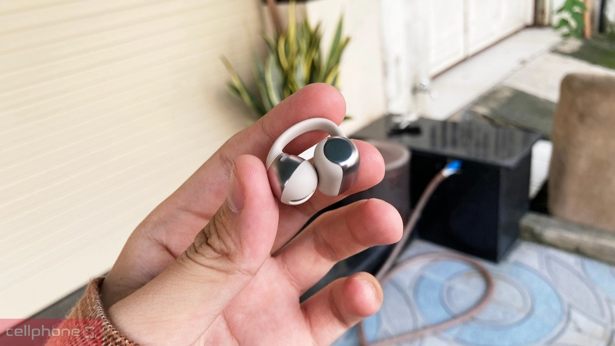 Khả năng kháng nước, khử ồn của tTai nghe sở hữu chuẩn kháng nước IP54, giúp kháng bụi và nước nhẹ hiệu quả trong các hoạt động hằng ngày. Tuy nhiên, người dùng cần tránh sử dụng tai nghe trong các môi trường như phòng xông hơi, hóa chất để không ảnh hưởng tới tuổi thọ thiết bị.