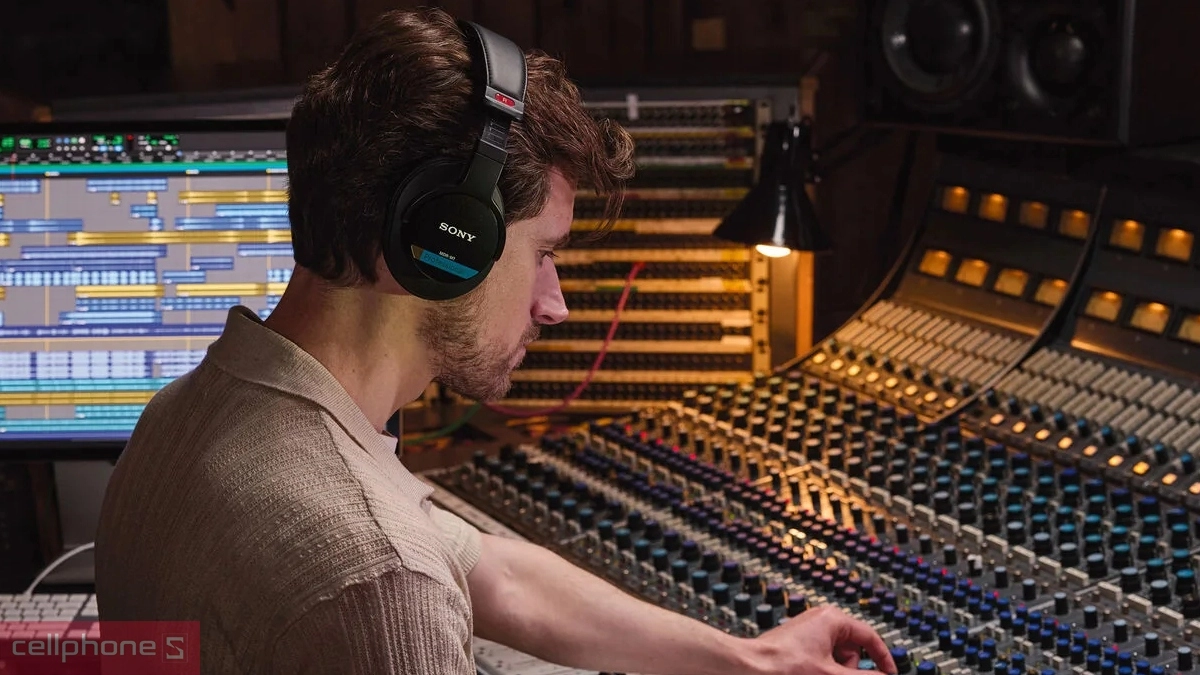 Thiết kế tai nghe kiểm âm Sony MDR-M1