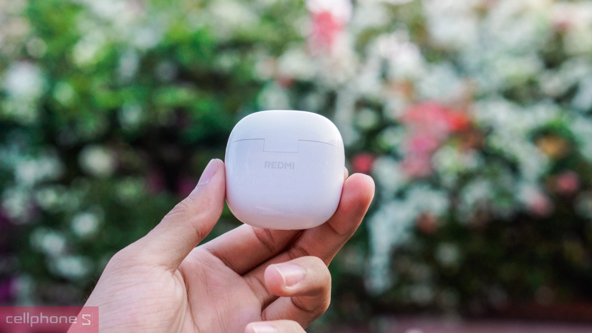 Thời lượng và cổng sạc tai nghe Bluetooth Xiaomi Redmi Buds 8 Active