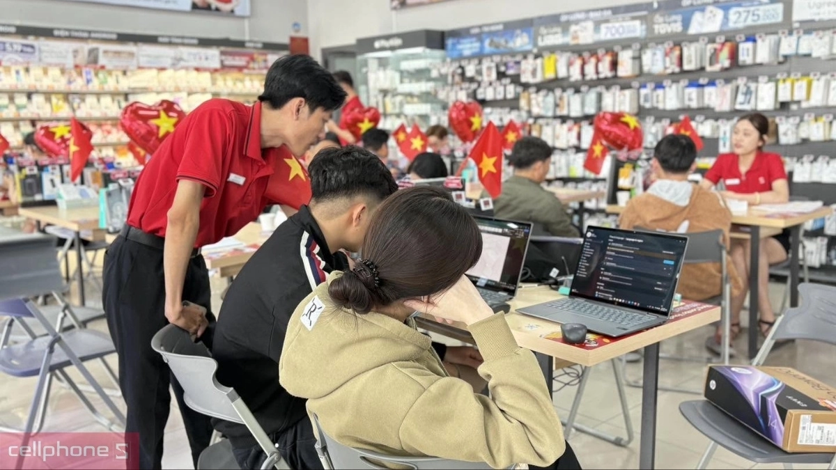 Không khí giảm giá trực tiếp sôi động tại hệ thống cửa hàng