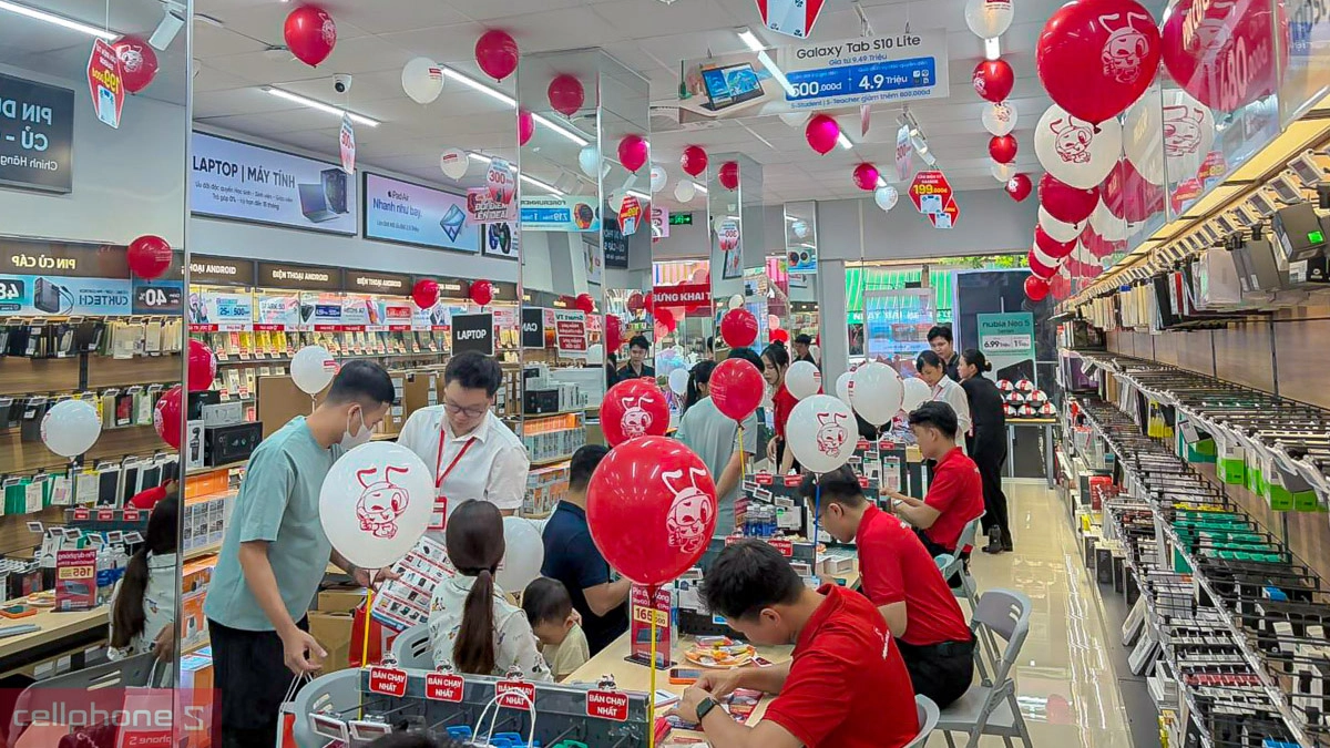 Nhân viên hỗ trợ khách hàng hoàn tất thủ tục mua sắm