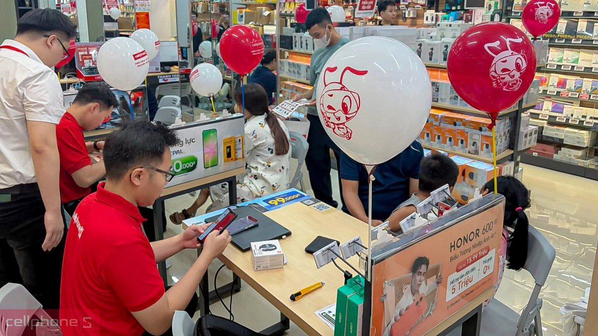 Không khí rộn ràng tại cửa hàng trong dịp khuyến mãi