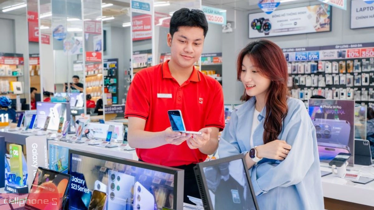 Nhiều ưu đãi hấp dẫn được trưng bày khắp cửa hàng