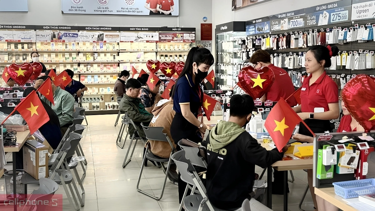 Không khí mua sắm sôi động tại cửa hàng dịp lễ