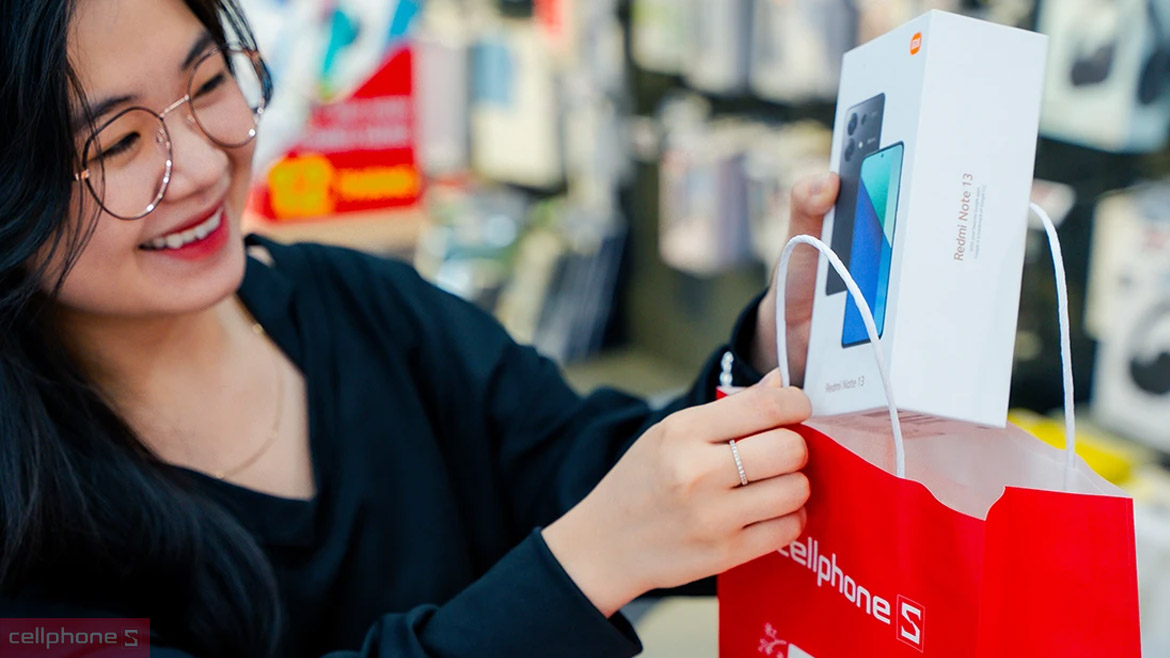 Sale 3.3 CellphoneS giảm giá mặt hàng nào?