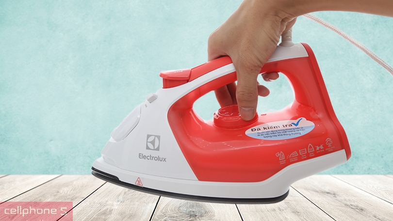 Cách dùng bàn ủi hơi nước Electrolux ErgoSteam ESI5116
