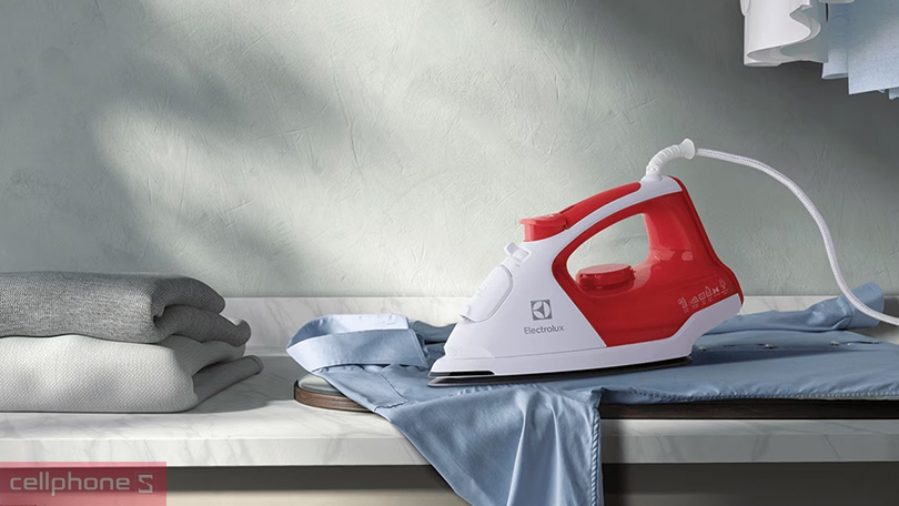 Cách dùng bàn ủi hơi nước Electrolux ErgoSteam ESI5116